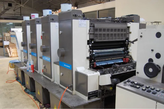 Les presses offset de l'atelier, alignées