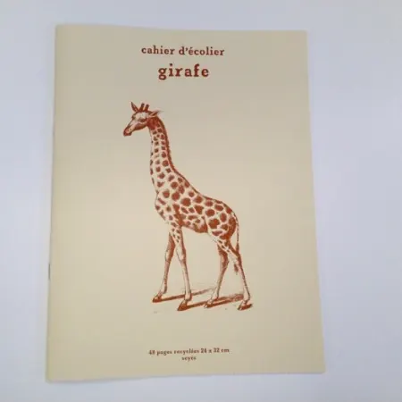 Le cahier girafe, couverture crème illustrée d'une girafe