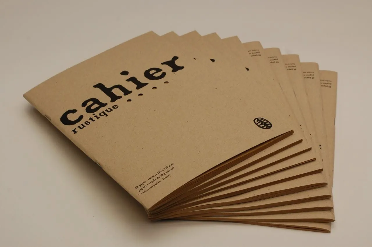 Une dizaine de cahiers rustiques en kraft, couverture imprimée « cahier rustique », en éventail