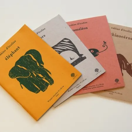 Quatre petits cahiers d'écolier de couleurs