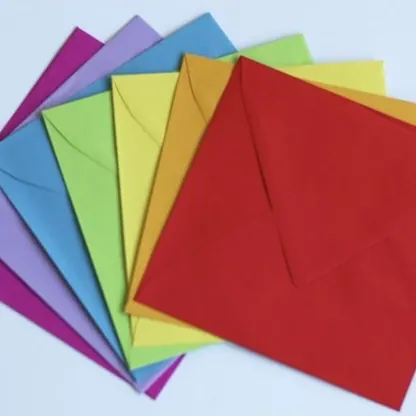 Enveloppes carrées de couleurs en éventail