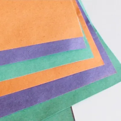 Feuilles de papier cadeau kraft de couleurs